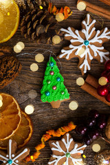 Fototapeta na wymiar christmas gingerbread green tree cookie with spices and decorations close up