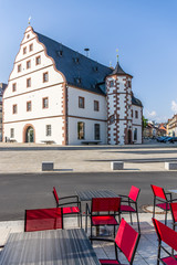 Straßenkaffee mit Blick auf historisches Zeughaus in der Stadt Schweinfurt