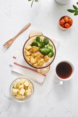 Lunch Rice topped with stir-fried chicken and broccoli, Coffee in the daytime
