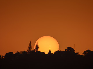 Obraz premium Sunset behind Wat Phratat Doi Suthep