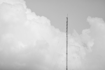 Obraz premium Telecommunication tower Antenna - monochrome