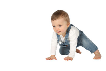 Kleinkind krabbelt über weißen Boden © Joerch
