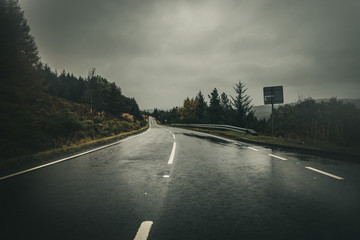 Route glissante sous la pluie