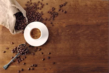 Papier Peint photo autocollant Café Tasse à café et grains de café sur fond en bois. Vue de dessus.
