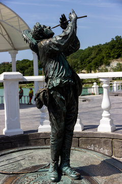 statue of a wandering musician on the street