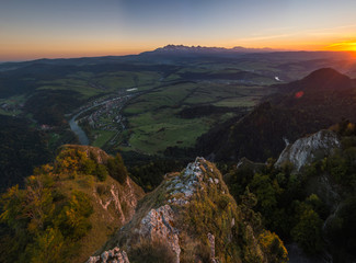 Zach&oacute;d słońca widziany z Trzech Koron w Pieninach.
