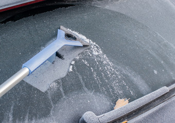 Autoscheibe zugefroren zum Winteranfang