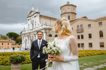 The bride and groom make a photo in the town of Ravenna ..