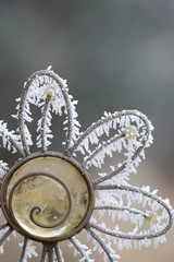Gartendeko mit Rauhreif im Winter