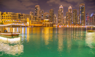Obraz premium Skyline von Dubai in der Nacht als Nachtaufnahme