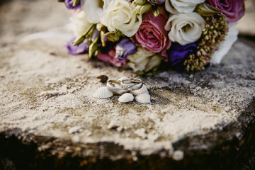 Ringe mit Muscheln und Brautstrauss