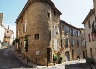 Châteauneuf-du-Pape – französische Gemeinde im Département Vaucluse in der Region Provence-Alpes-Côte d’Azur mit Ruine der ehemaligen päpstlichen Sommerresidenz 
