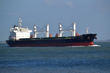 Fototapeta premium Ein riesiges Transportschiff fährt an der niederländischen Küste entlang