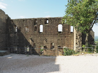 Châteauneuf-du-Pape – Ruine der ehemaligen päpstlichen Sommerresidenz    © hajo100