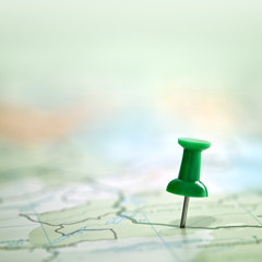 Thumbtack showing destination location on map with copy space - obrazy, fototapety, plakaty