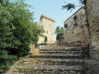 Châteauneuf-du-Pape – Ruine der ehemaligen päpstlichen Sommerresidenz 
