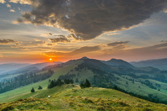 Fototapeta Wschód słońca  widziany z Wysokiego Wierchu w Pieninach.