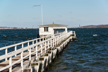 Bootssteg und Bootshaus im Winter an der Kieler Förde