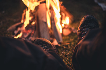 Person beim Camping mit Lagerfeuer - Schuhe mit Feuer #3