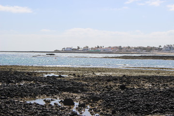 Fototapeta na wymiar view of the beach with sea and blue sky