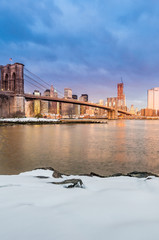 Fototapeta premium Manhattan Skyline from Pebble Beach in Brooklyn, United States.