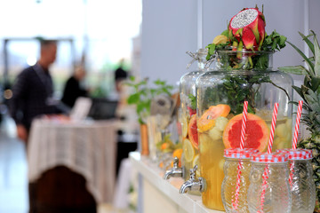 Koktajle owocowe w różnych smakach i kolorach w szklankach i słojach w restauracji.  - obrazy, fototapety, plakaty