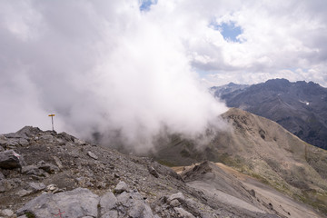 Fototapeta na wymiar Besteigung des Piz Daint vom Ofenpass, vorbei am Il Jalet über den Westgrad auf den Gipfel (2968m) und zurück. Blick vom Gipfel auf Abstieg nach Tschierv.