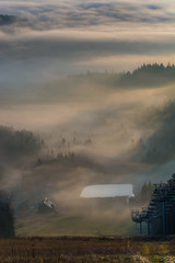 Fototapeta premium Jesienne mgły w Beskidzie Sądeckim,małopolska.
