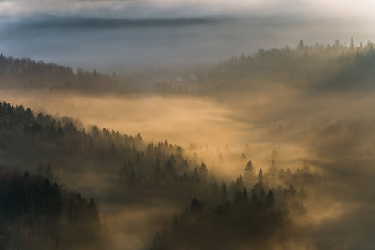 Fototapeta Jesienne mgły w Beskidzie Sądeckim,małopolska.