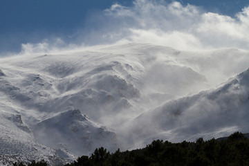 Paisaje invernal con nieve en alta montaña en España
