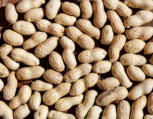 Obraz premium Peanuts in shell texture food background top view.