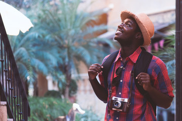 Obraz premium African traveler man travel in the city with smile and happy.