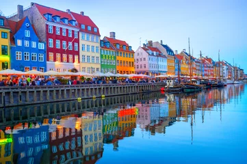 Fotobehang verlichte Nyhavn-dijk door kanaal © joyt