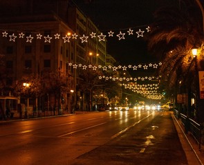 Fototapeta premium Widok na ulicę zdobioną bożonarodzeniowo w centrum miasta. Koncepcja bożego narodzenia.