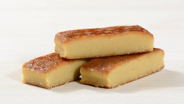 Tur&oacute;n de yema tostada