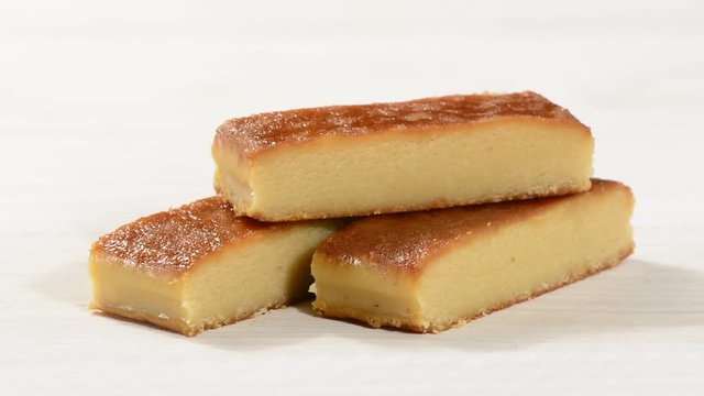Tur&oacute;n de yema tostada