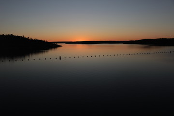 Fototapeta na wymiar coucher de soleil sur l'horizon des eaux Australie