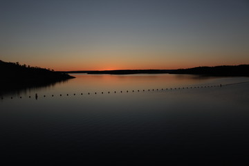 coucher de soleil sur l'horizon des eaux Australie