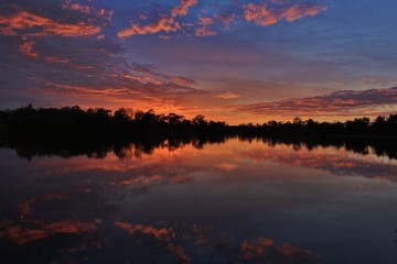 coucher de soleil sur l'horizon des eaux Australie