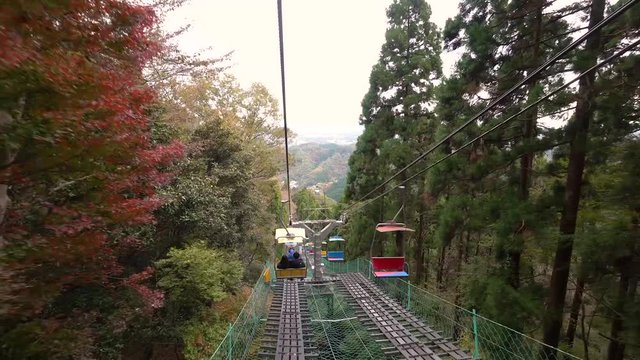 秋の高尾山のエコーリフト