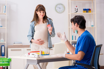 Obraz na płótnie Canvas Pregnant woman visiting doctor for check-up