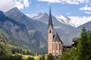 Fototapeta na wymiar Kirche in Heiligenblut mit dem Großglockner im Hintergrund