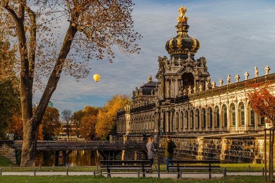 Zwinger jesienią podczas zachodu słońca, Drezno, Niemcy, Saksonia 