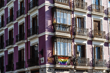 Fasada budynku w Madrycie, Hiszpania, wraz z tęczową flagą - obrazy, fototapety, plakaty