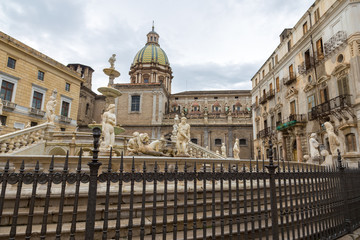 Obraz premium Piazza Pretoria with magnificent fountain, Fontana Pretoria