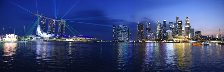Fototapeta premium Singapur panoramiczny widok na zatokę Marina Bay i dzielnicę biznesową podczas zachodu słońca z pokazem świateł, krajobraz panoramiczny