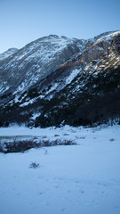 Obraz premium lago esmeralda congelado en invierno ushuaia argentina