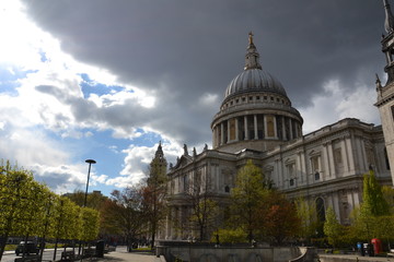 Fototapeta na wymiar собор святого Павла в Лондоне и небо перед грозой