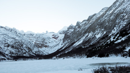 lago esmeralda congelado en invierno ushuaia argentina