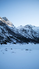 Naklejka premium parte 2 de 5 del lago esmeralda argentina ( panorámica) lago congelado con nieve 
